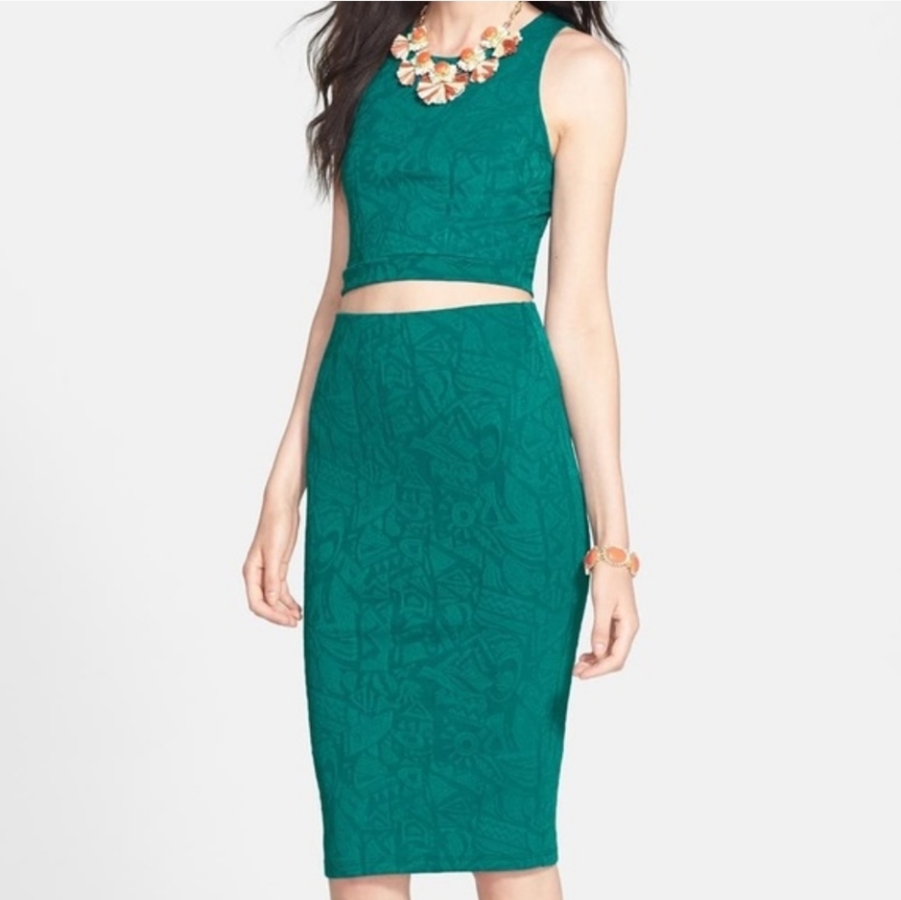 ASTR Textured Geo-Print Pencil Skirt
& Crop top